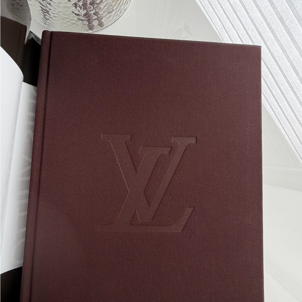 Louis Vuitton The Birth of Modern Luxury hardcover coffee table book - Picture 6 of 6